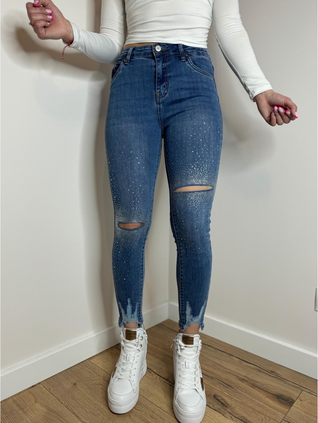 Jeansy z dziurami i diamentami LX141