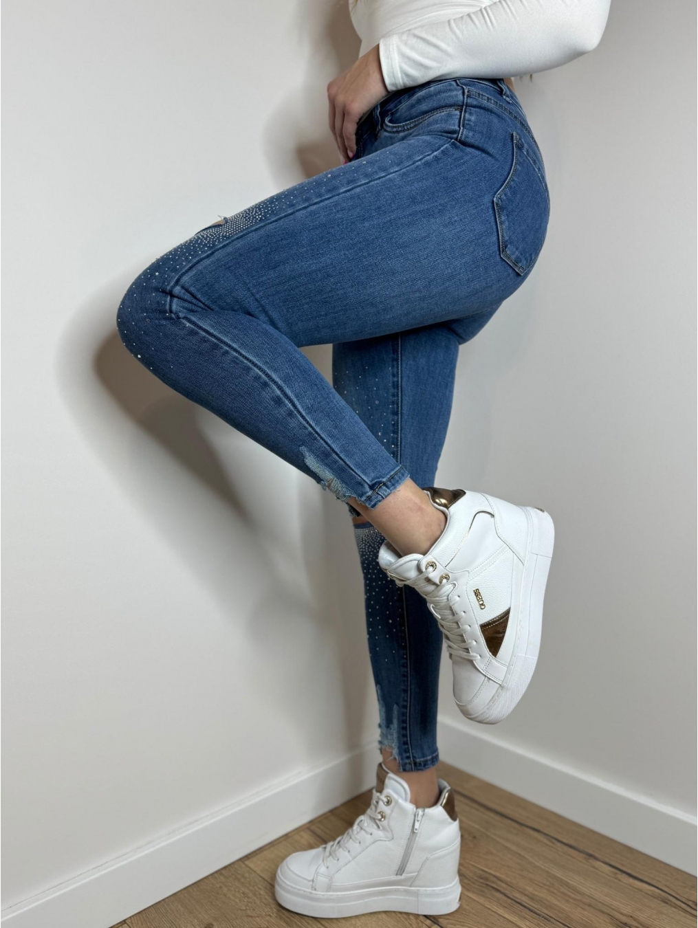 Jeansy z dziurami i diamentami LX141