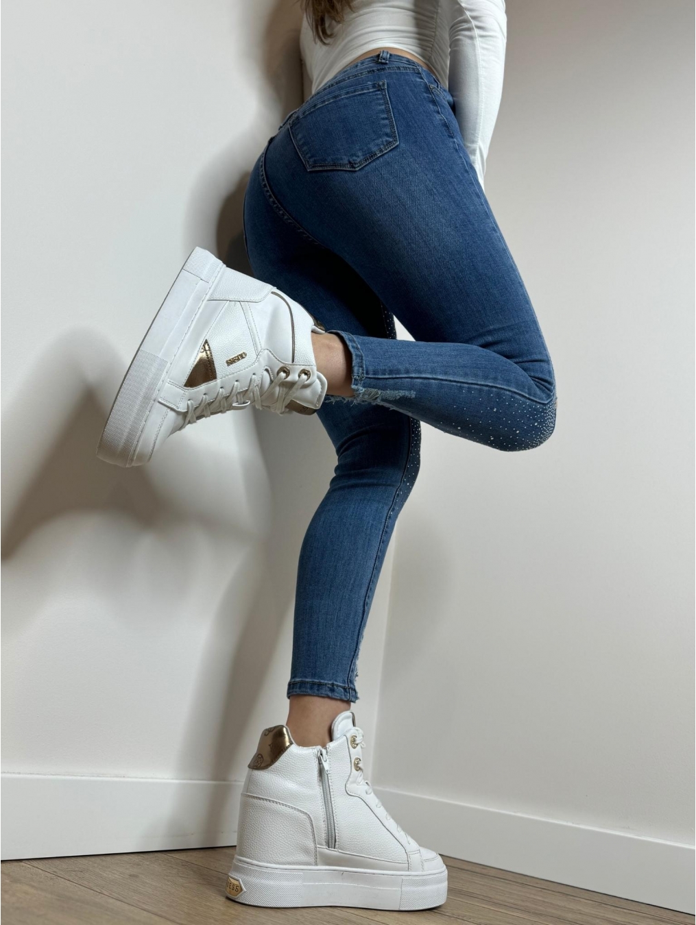 Jeansy z dziurami i diamentami LX141