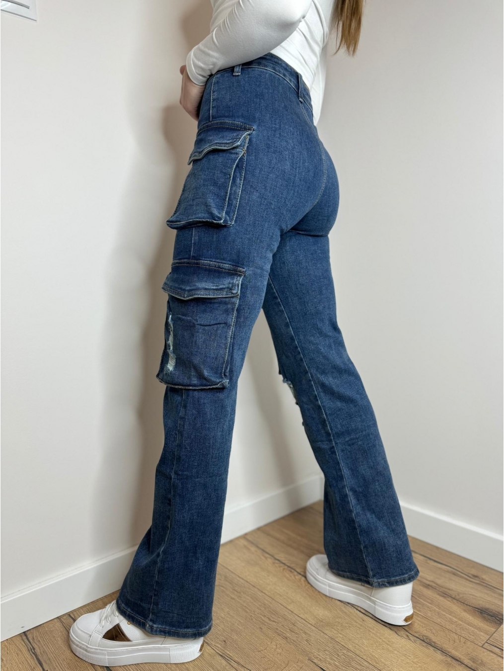 Jeansy z dziurami i rozszerzanymi nogawkami LX160