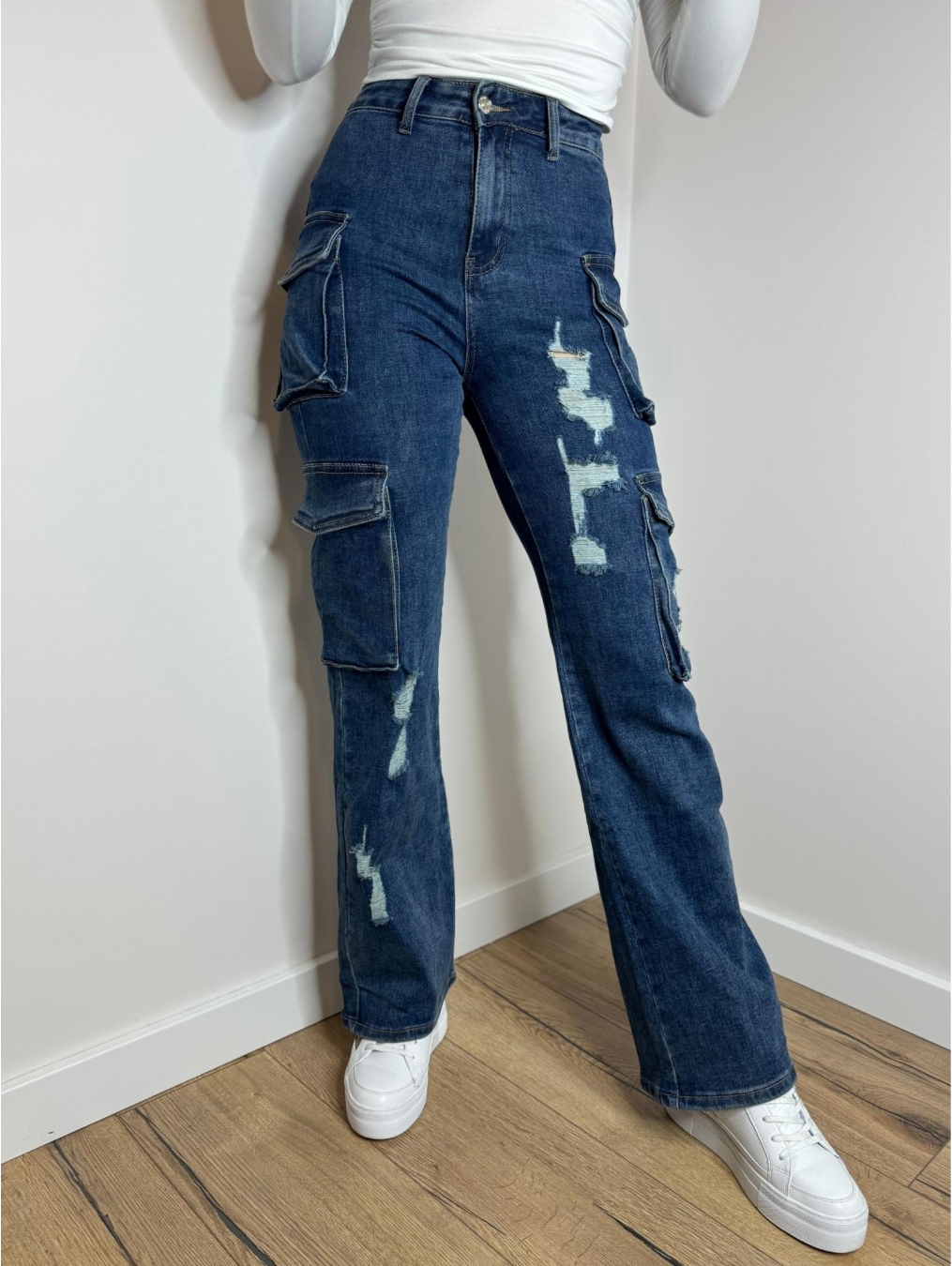 Jeansy z dziurami i rozszerzanymi nogawkami LX160