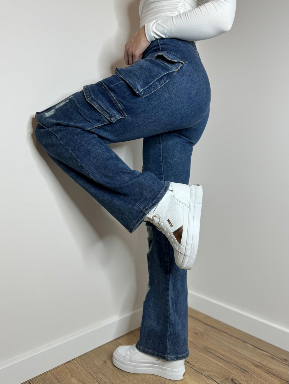 Jeansy z dziurami i rozszerzanymi nogawkami LX160