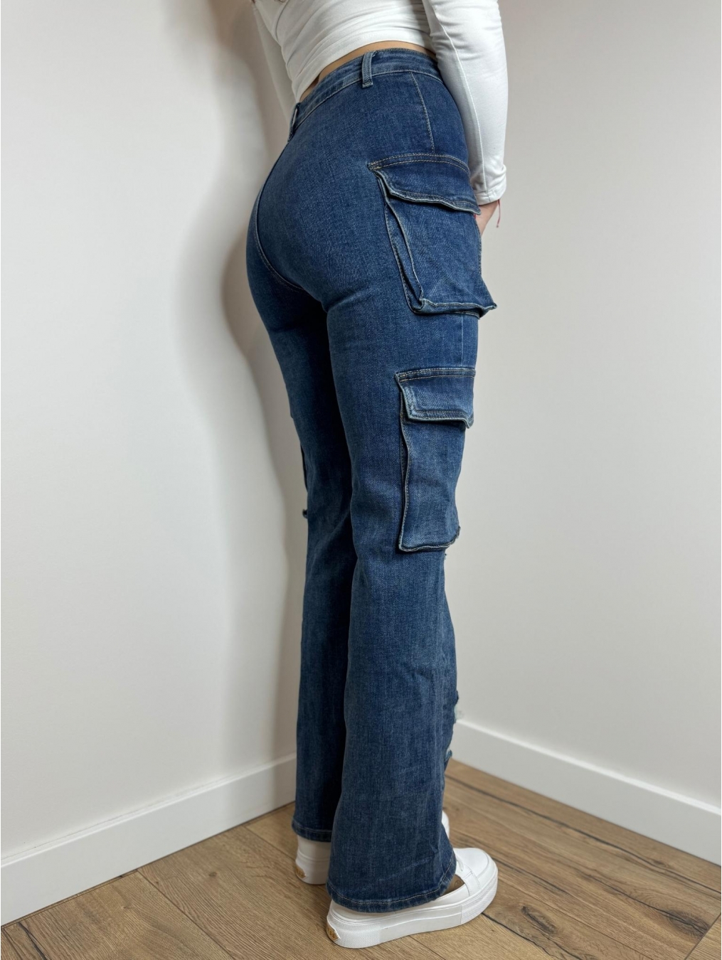 Jeansy z dziurami i rozszerzanymi nogawkami LX160