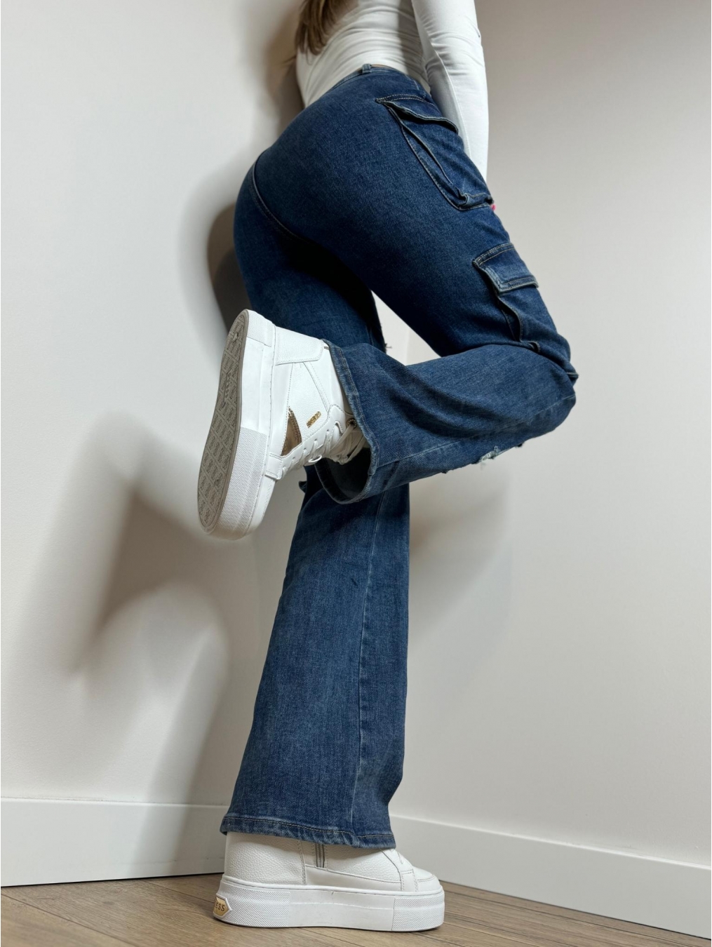 Jeansy z dziurami i rozszerzanymi nogawkami LX160