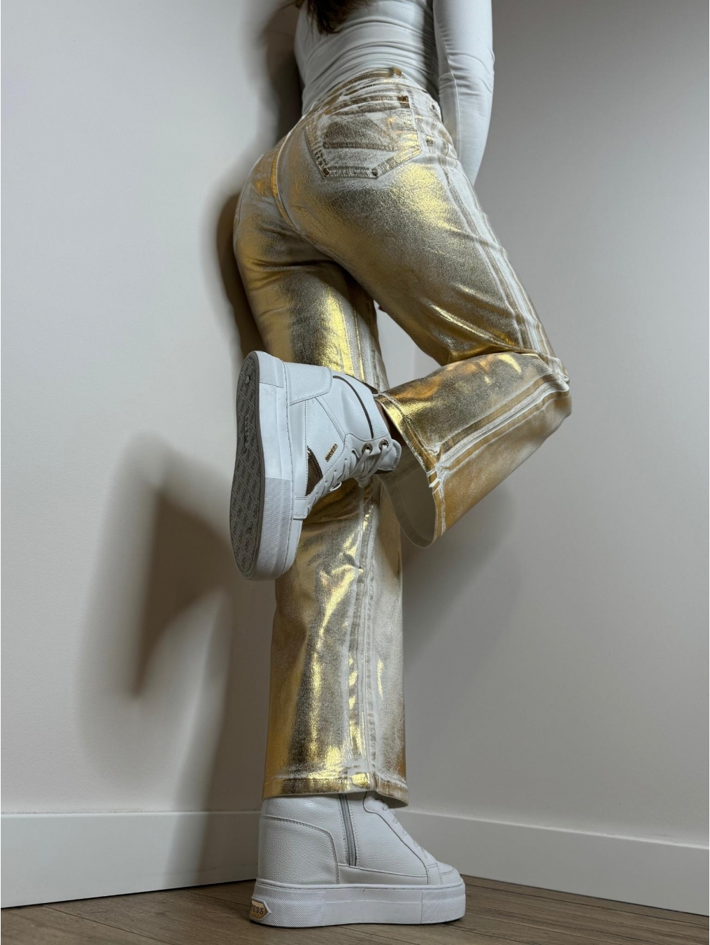 Złote spodnie z rozszerzaną nogawką LX145-Z