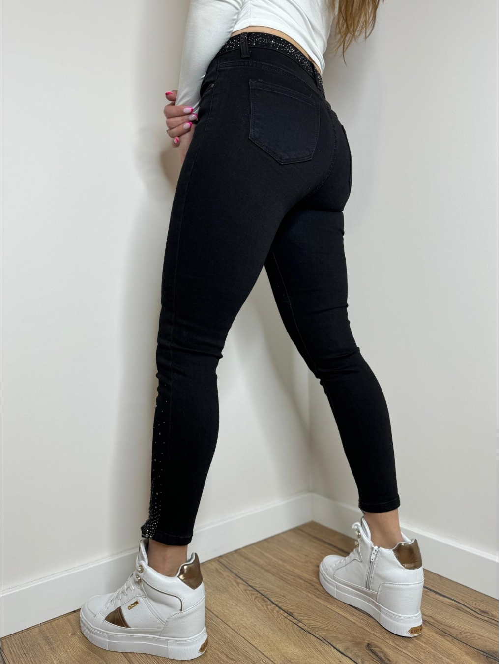 Czarne jeansy z diamentami LX142