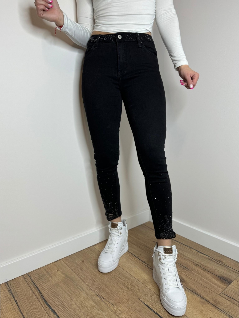 Czarne jeansy z diamentami LX142