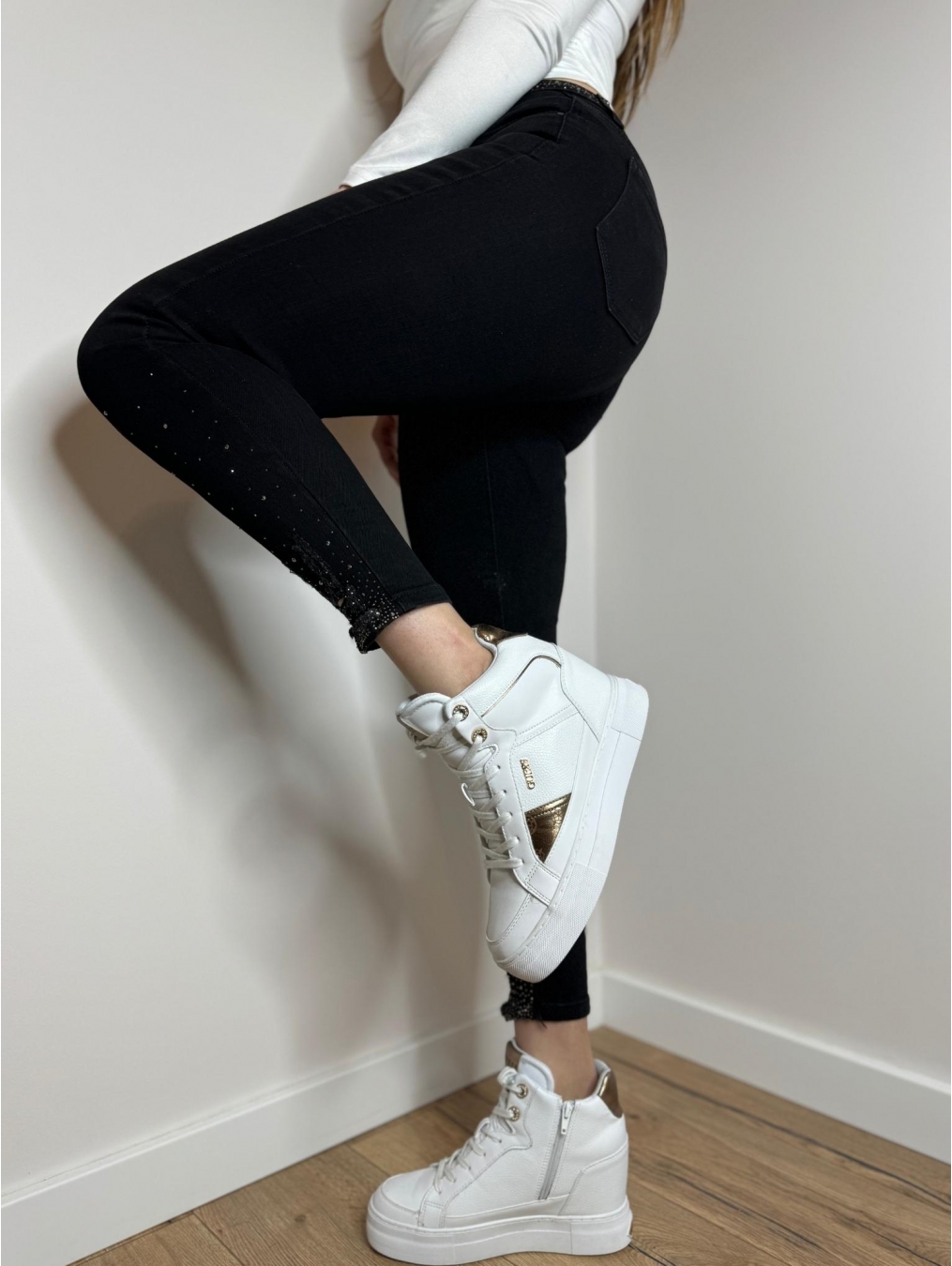 Czarne jeansy z diamentami LX142