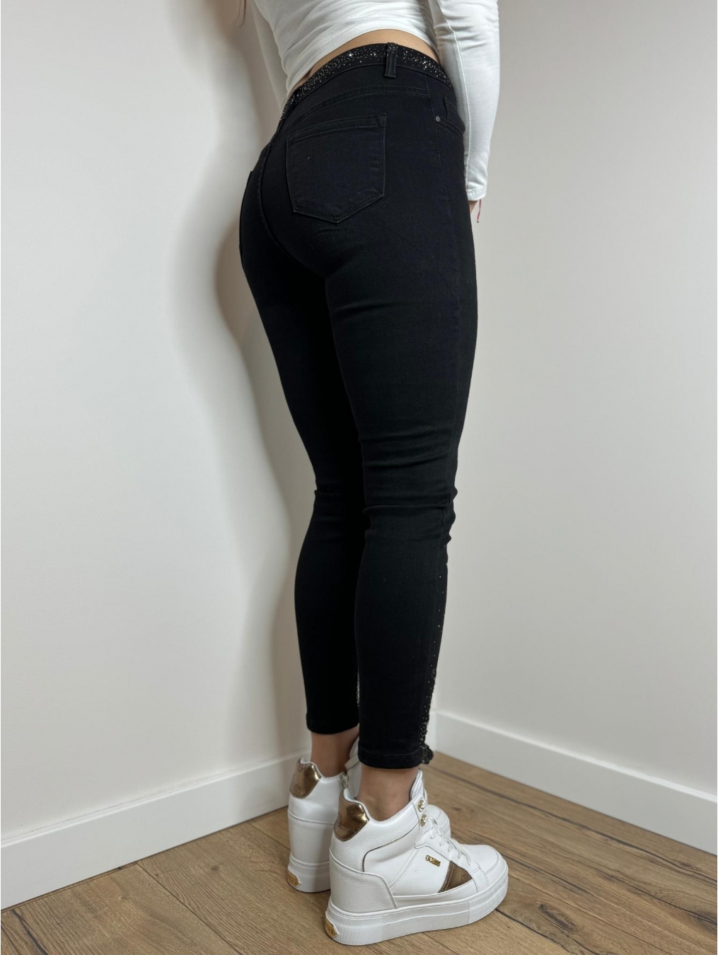 Czarne jeansy z diamentami LX142