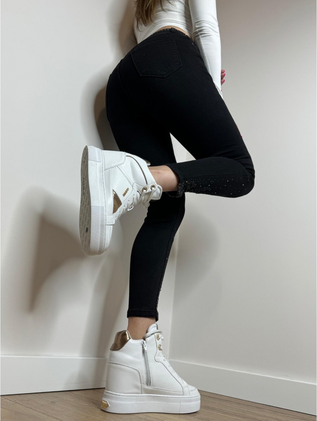 Czarne jeansy z diamentami LX142