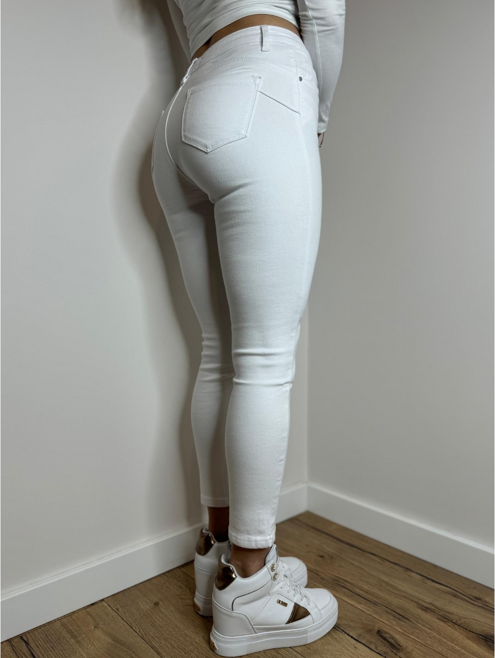 Białe jeansy push-up ze złotą zawieszką LX147