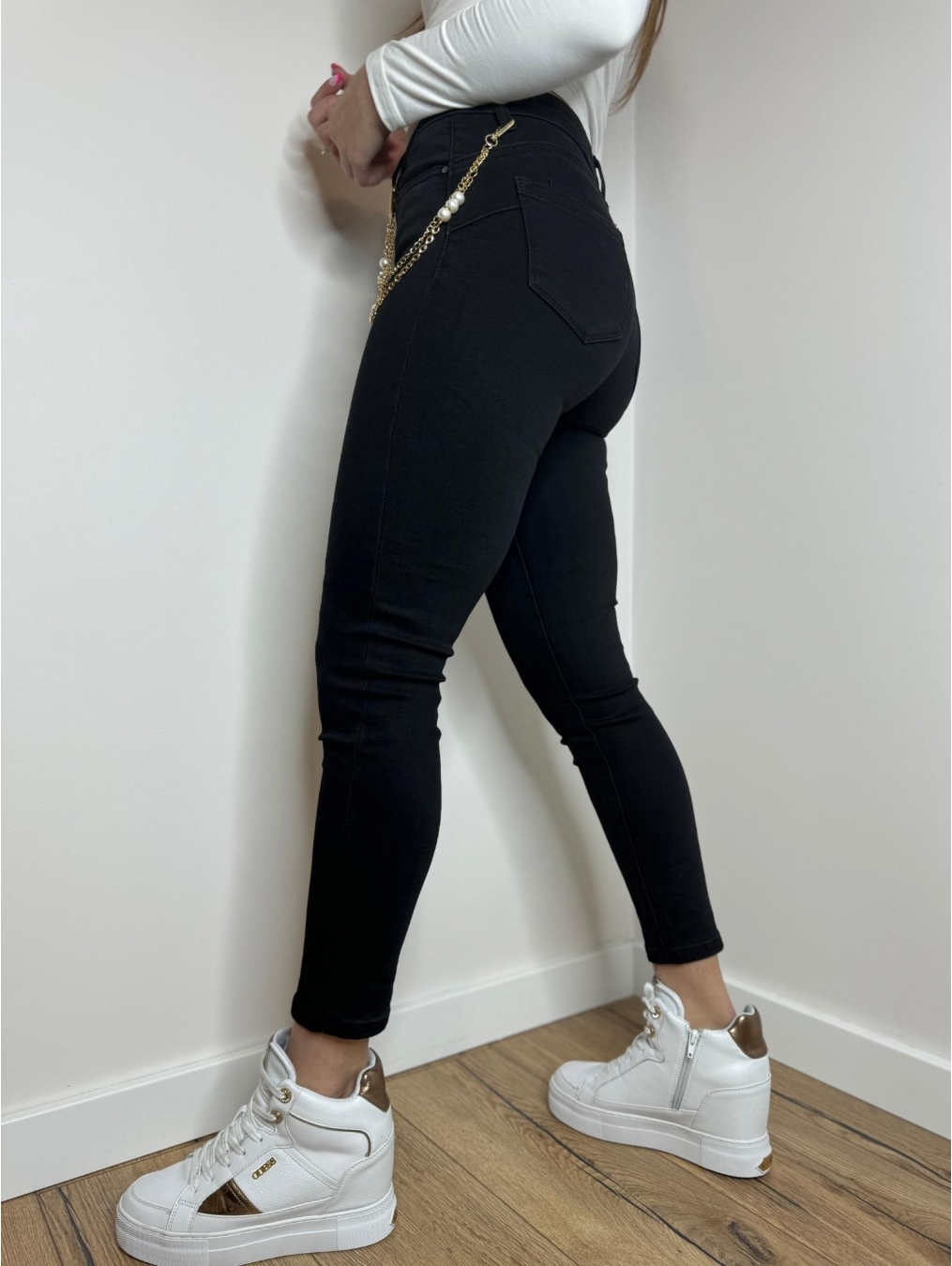 Czarne jeansy push-up ze złotą zawieszką LX146