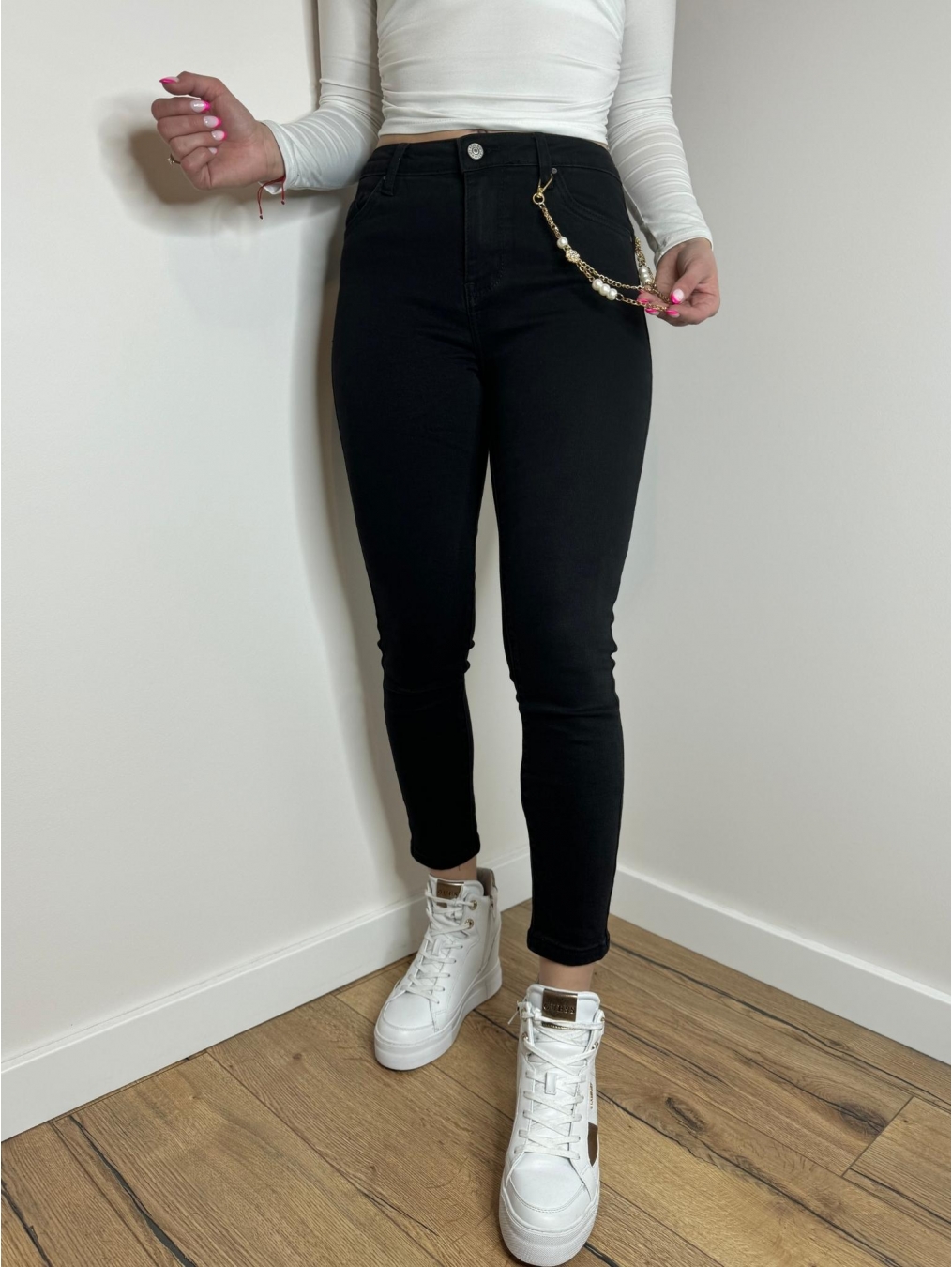 Czarne jeansy push-up ze złotą zawieszką LX146