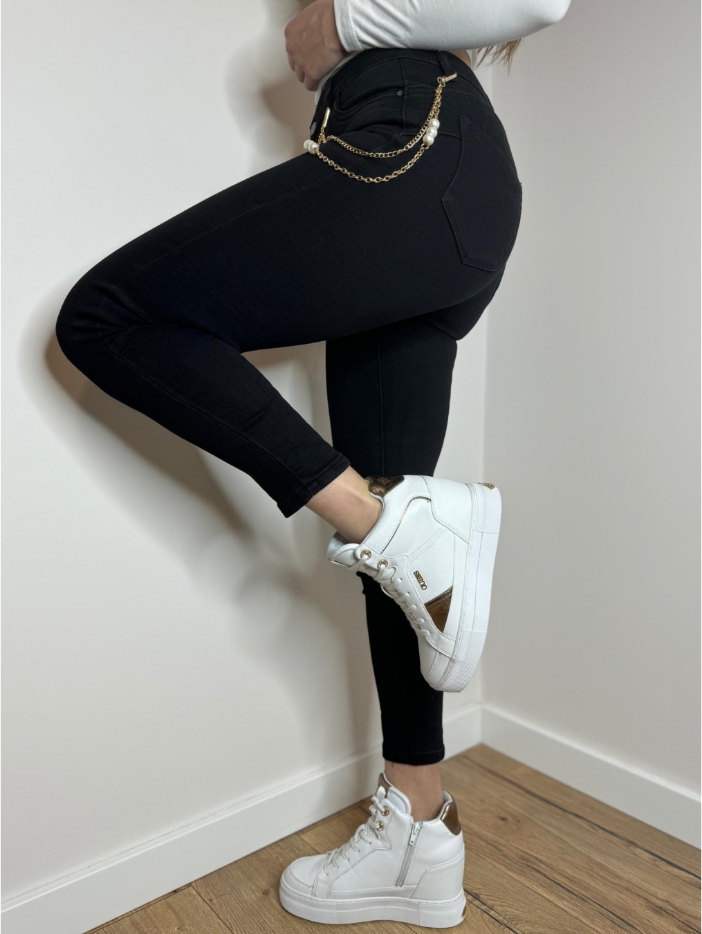 Czarne jeansy push-up ze złotą zawieszką LX146