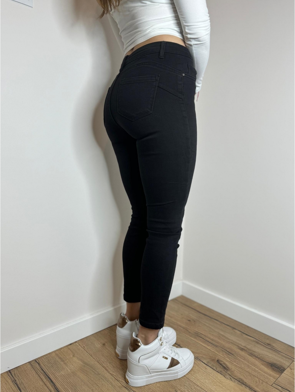 Czarne jeansy push-up ze złotą zawieszką LX146