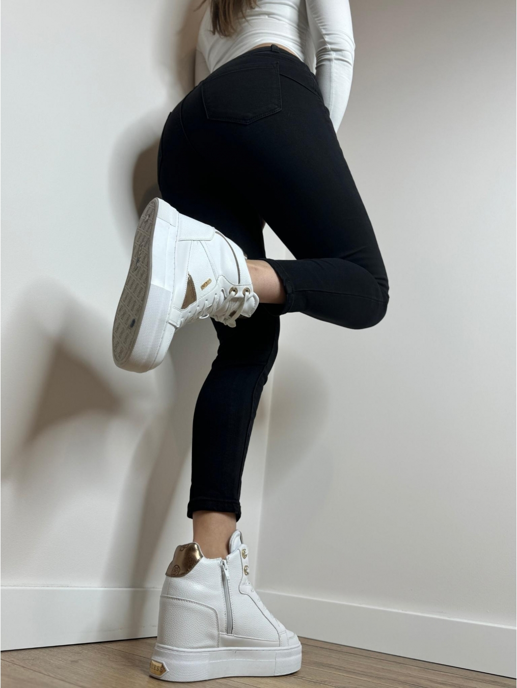 Czarne jeansy push-up ze złotą zawieszką LX146