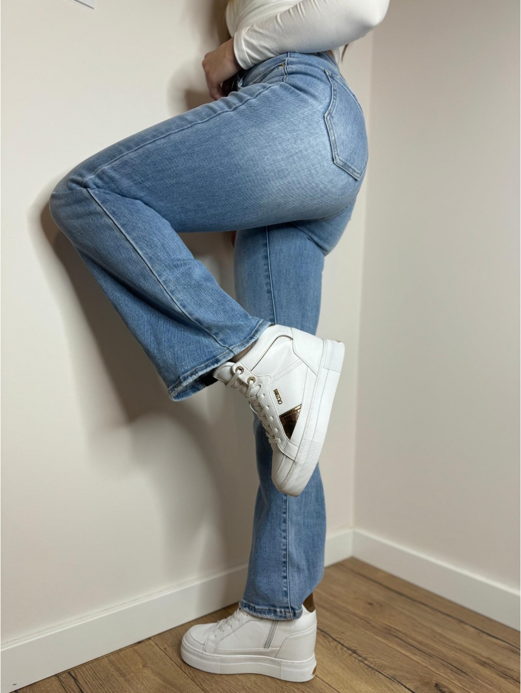 Obcisłe jeansy rozszerzana nogawka LX149