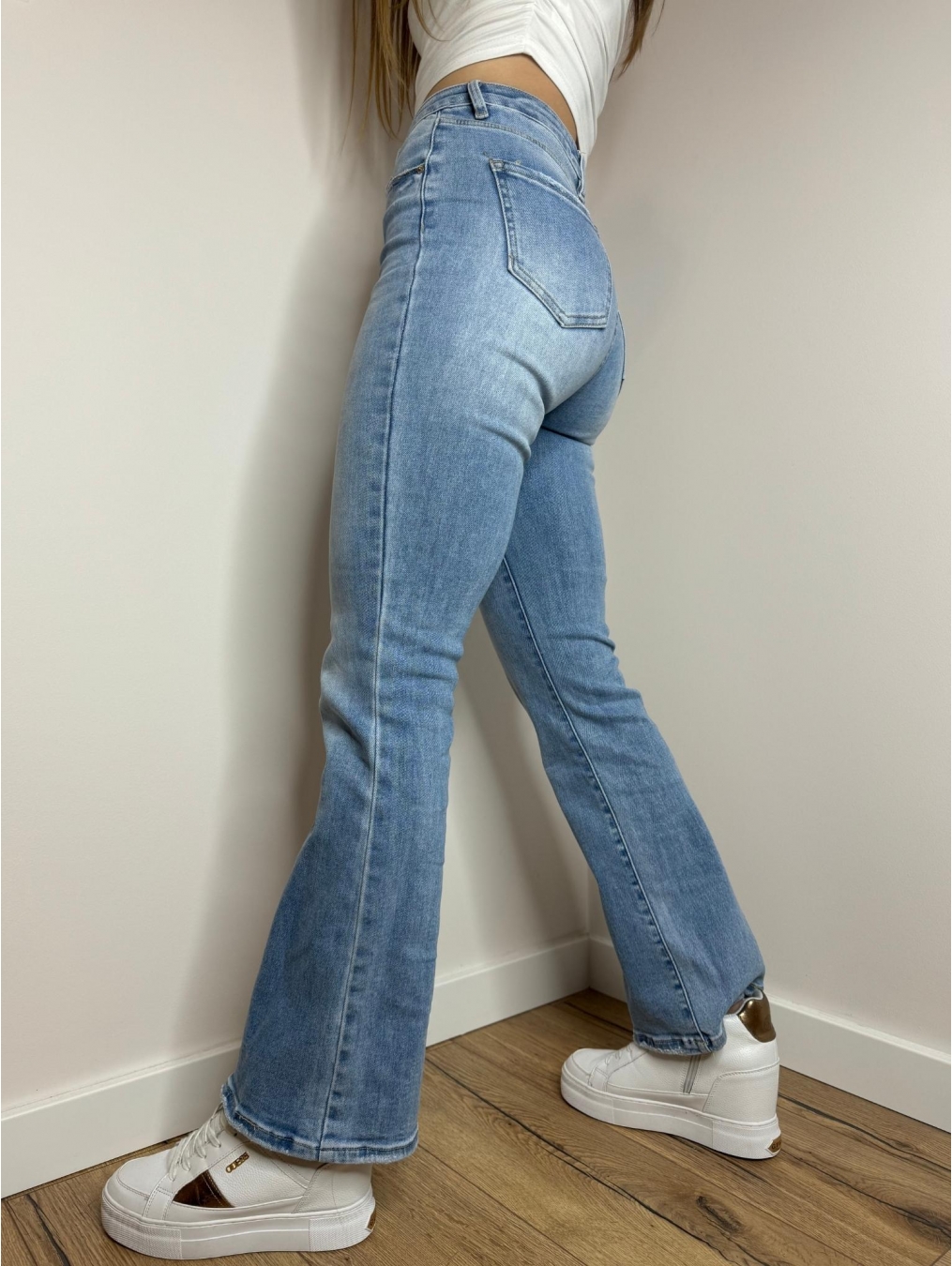 Obcisłe jeansy rozszerzana nogawka LX149