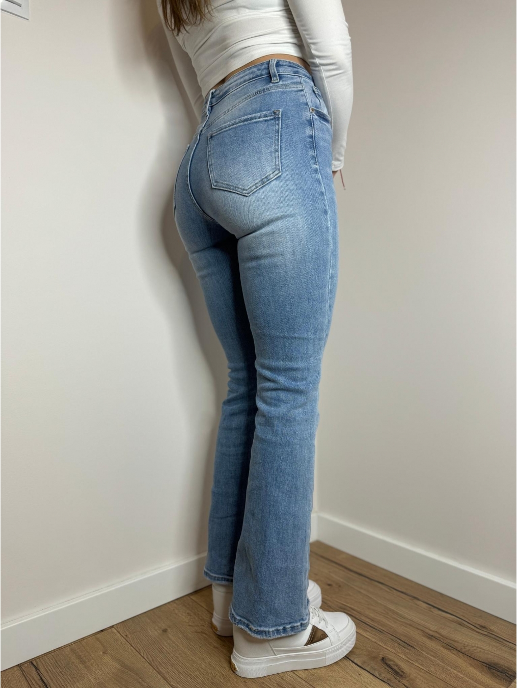 Obcisłe jeansy rozszerzana nogawka LX149