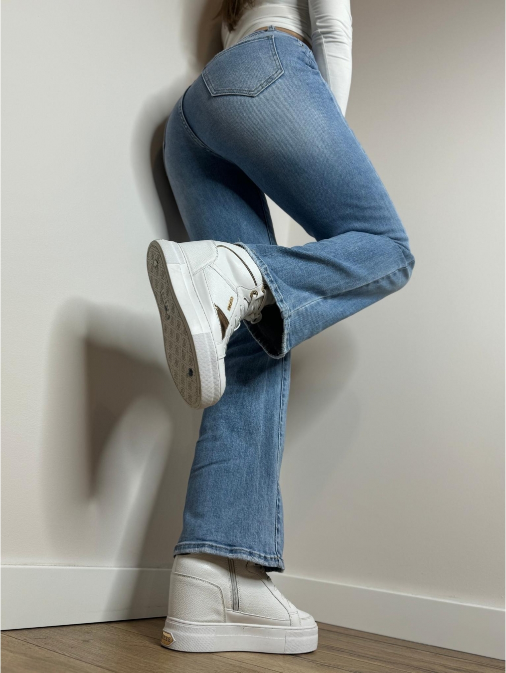 Obcisłe jeansy rozszerzana nogawka LX149