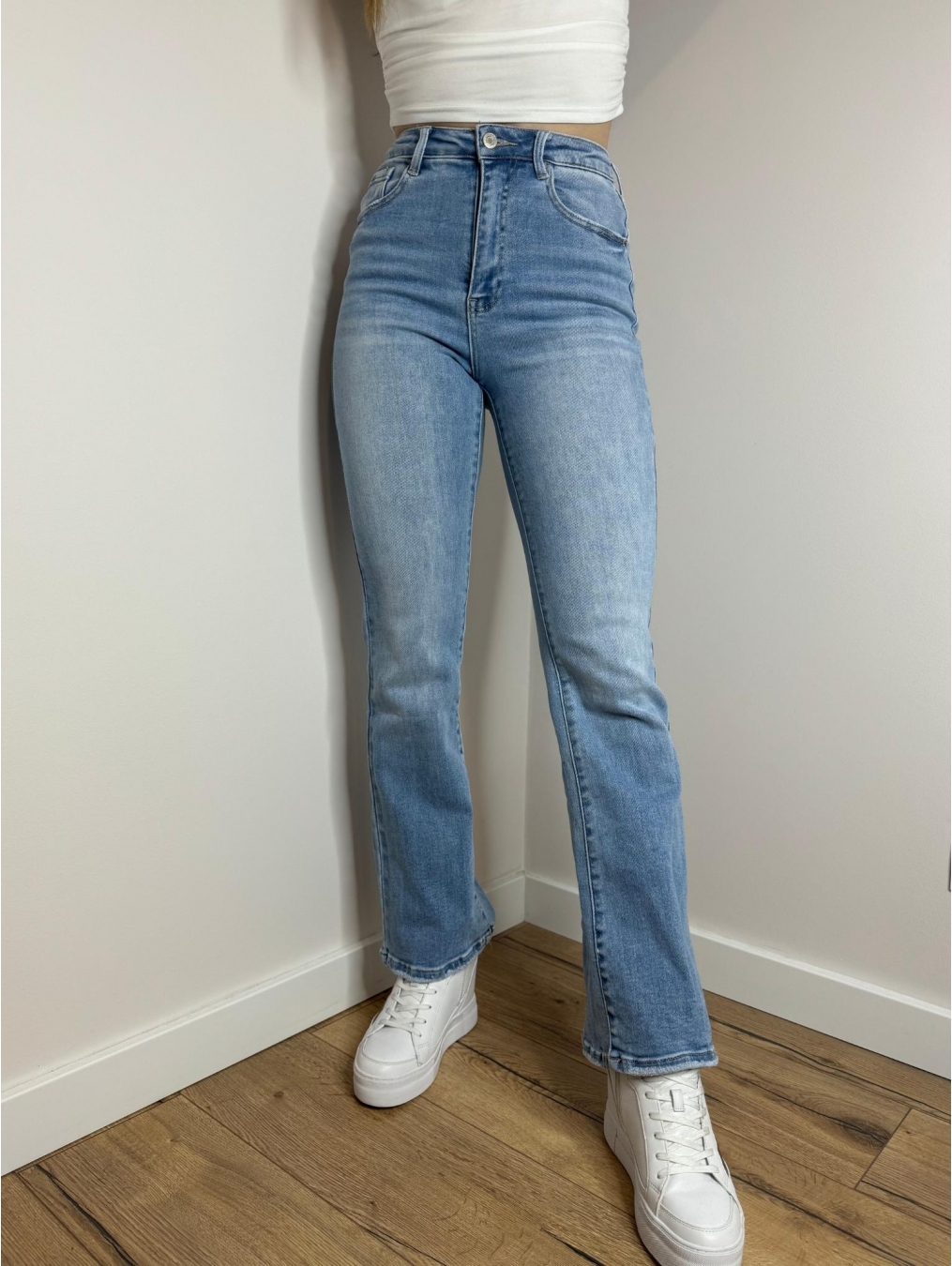 Obcisłe jeansy rozszerzana nogawka LX149