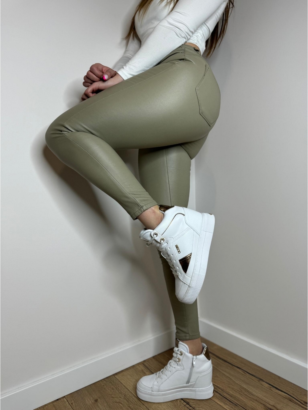 Spodnie z ekoskóry push-up Aria