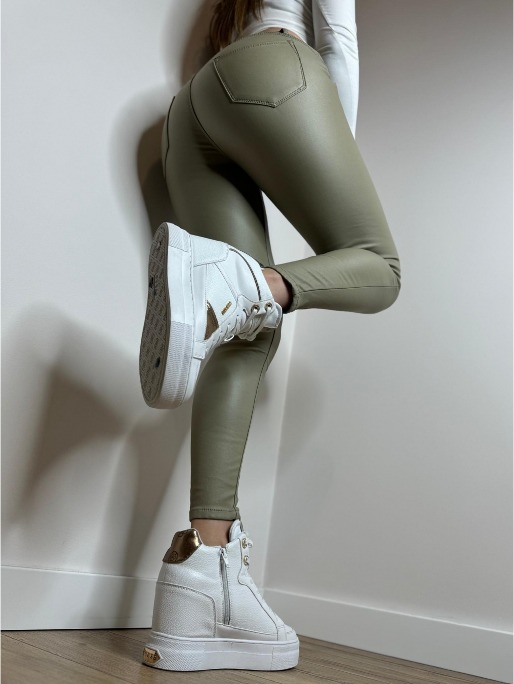 Spodnie z ekoskóry push-up Aria