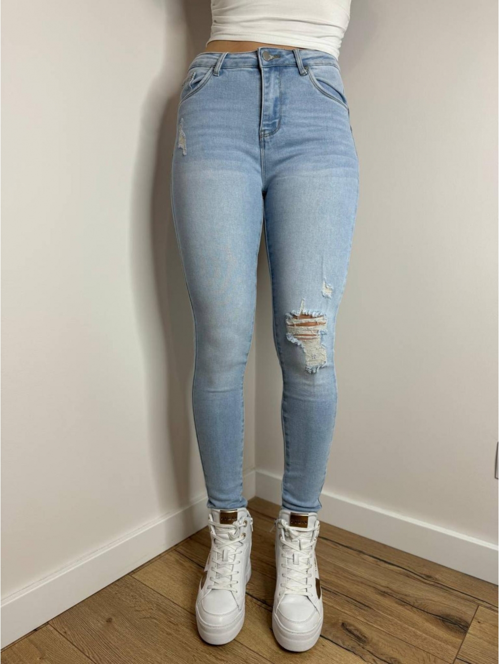 Jasne jeansy push-up z dziurami LX157