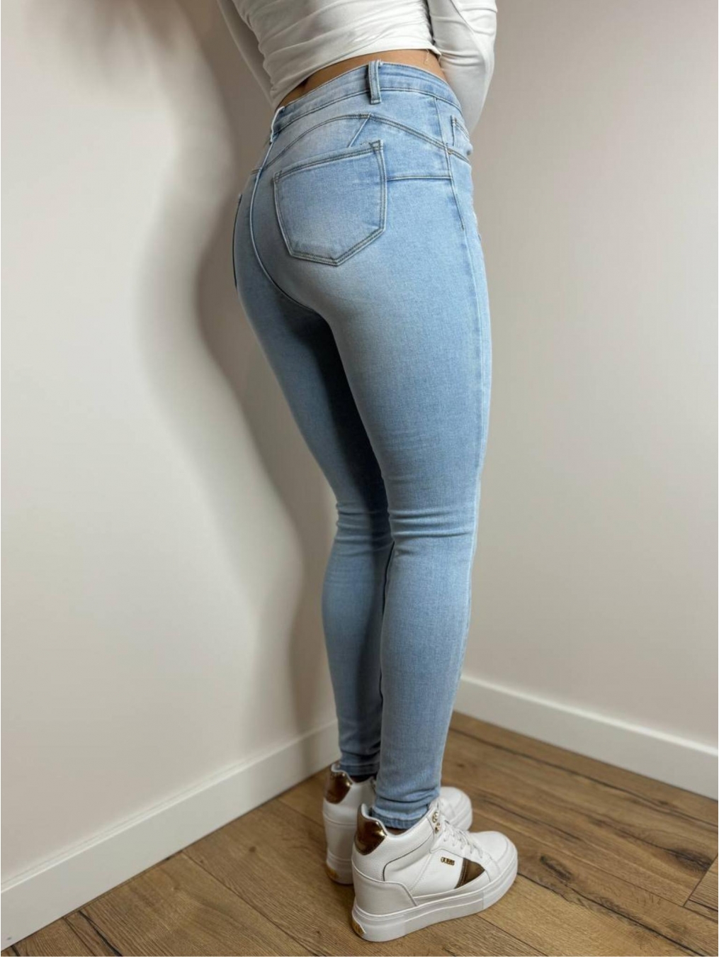 Jasne jeansy push-up z dziurami LX157