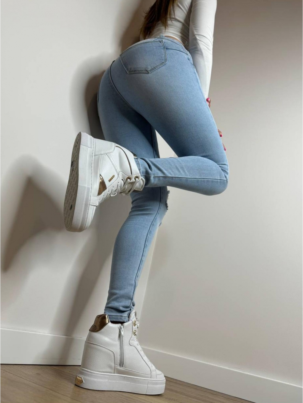 Jasne jeansy push-up z dziurami LX157