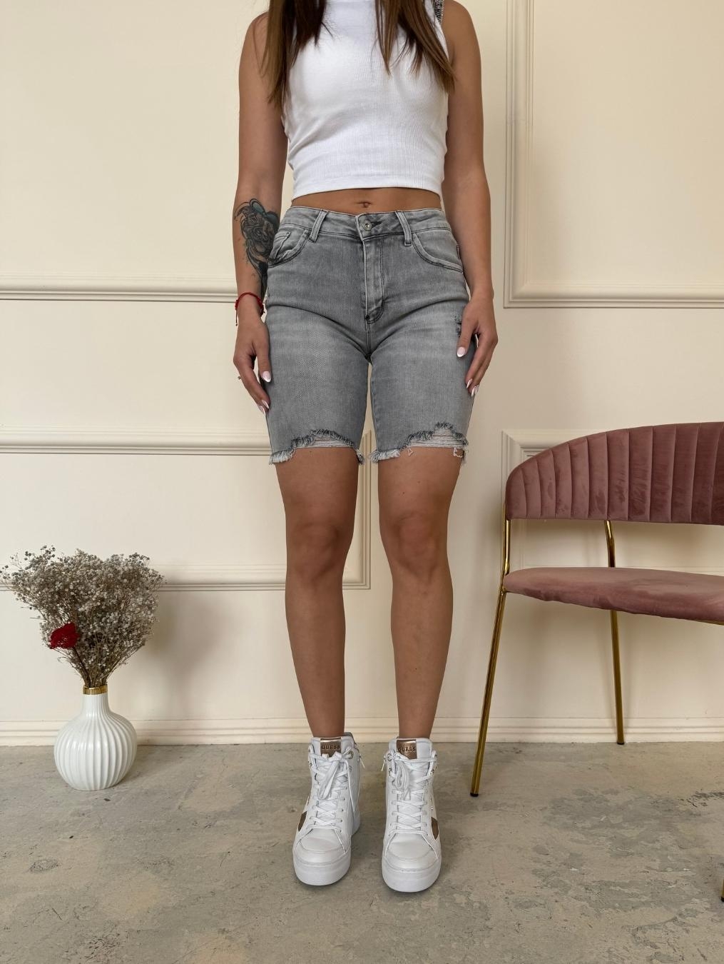 Stylowe szare spodenki z dziurą TX102