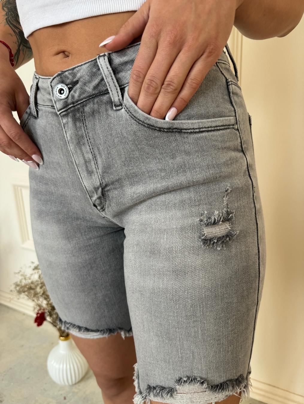 Stylowe szare spodenki z dziurą TX102