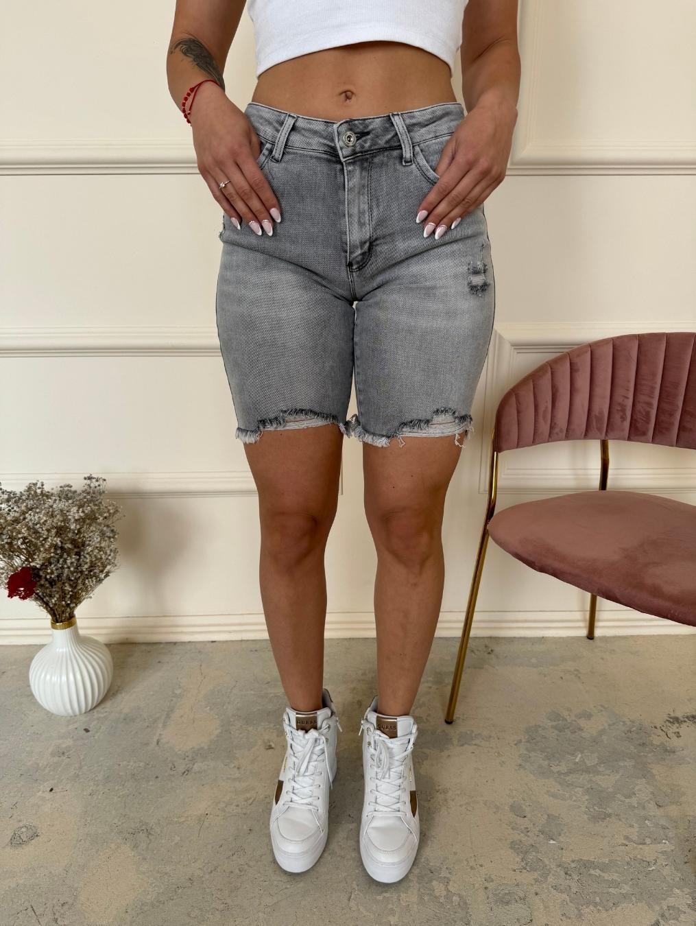 Stylowe szare spodenki z dziurą TX102