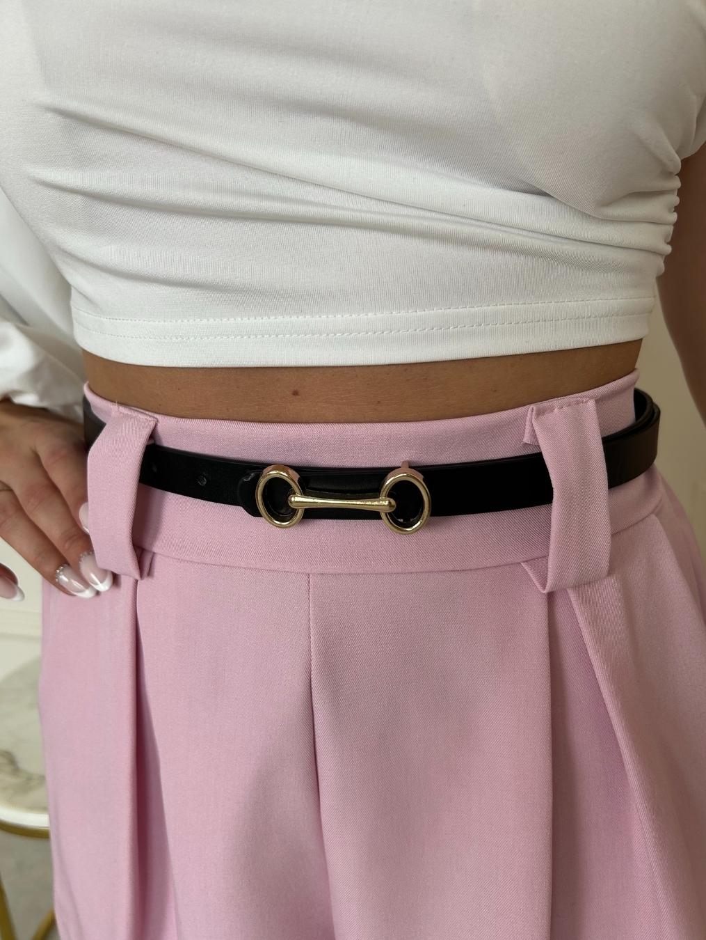 Różowe eleganckie spodenki z czarnym paskiem TX106